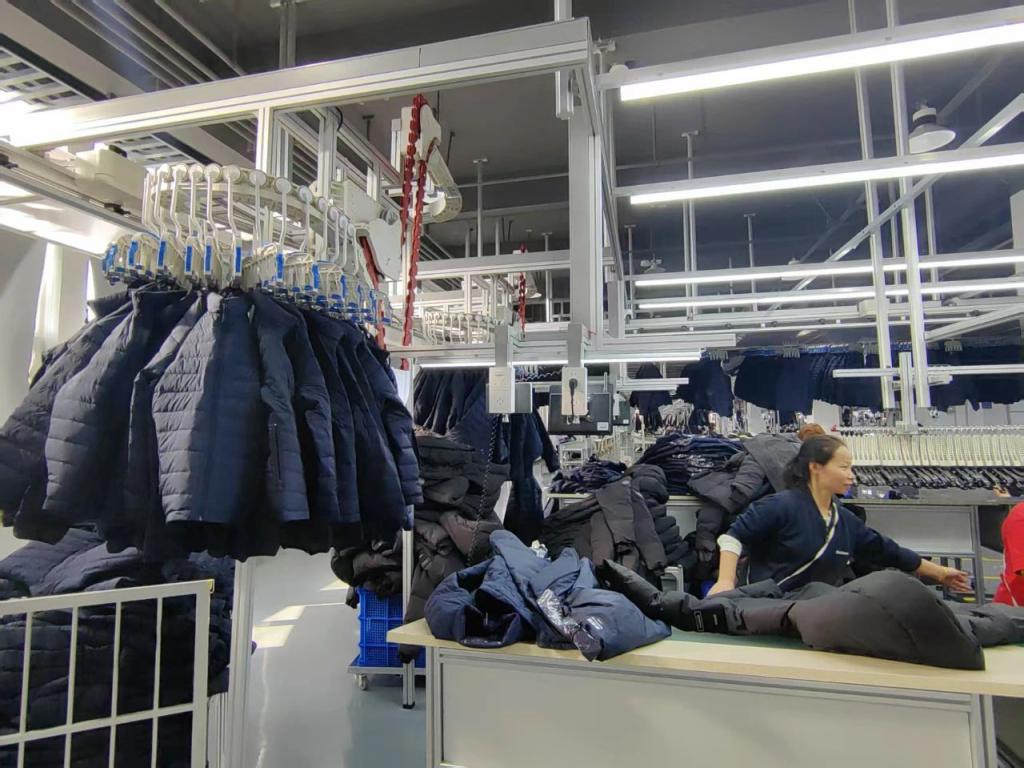 爾濱攜手波司登 智能制造驅(qū)動(dòng)產(chǎn)能飛躍，全年目標(biāo)30萬(wàn)件服裝再創(chuàng)新高